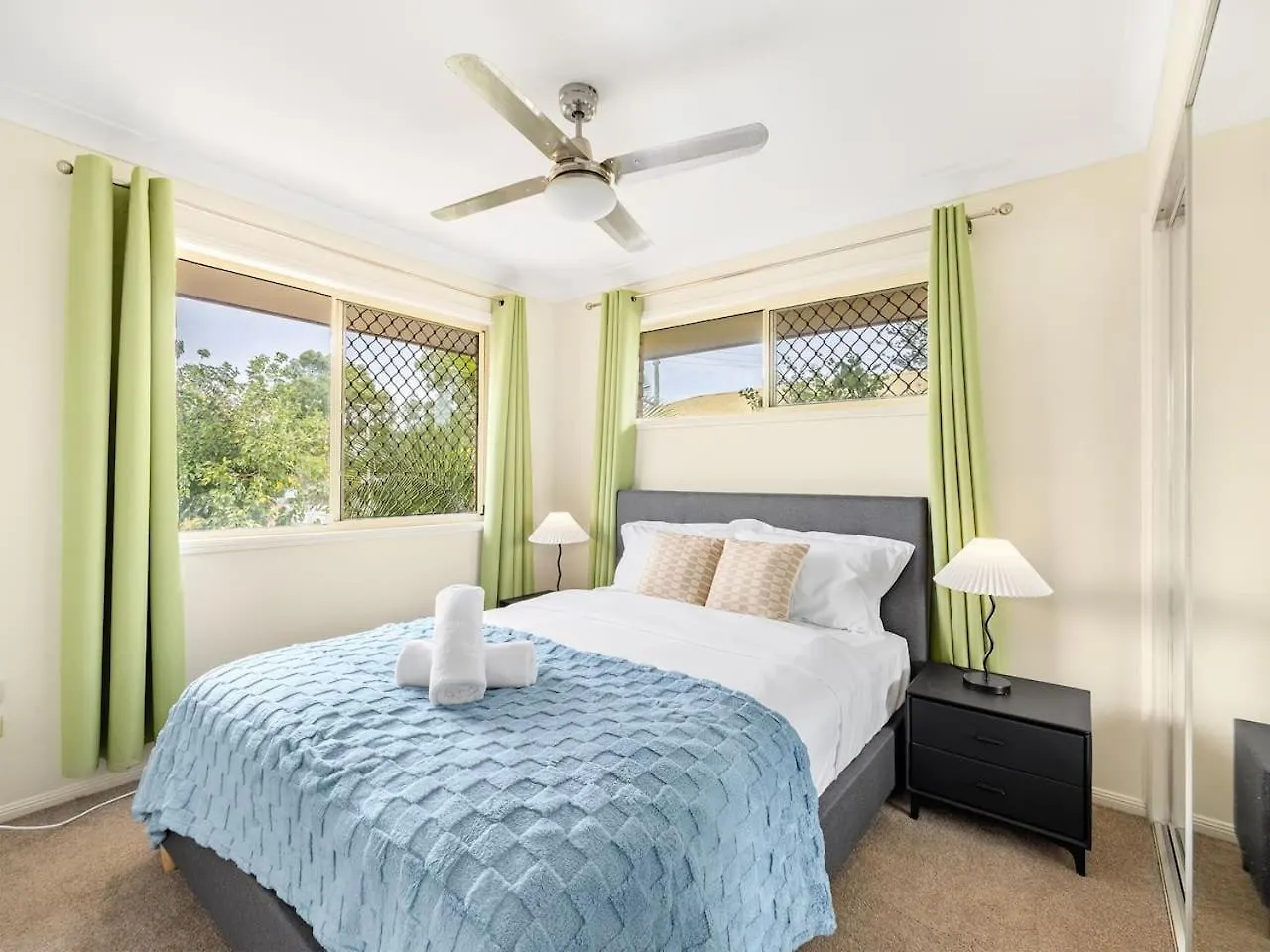 Beach Front Holiday Home With Pool, Prime Location Clontarf Australia