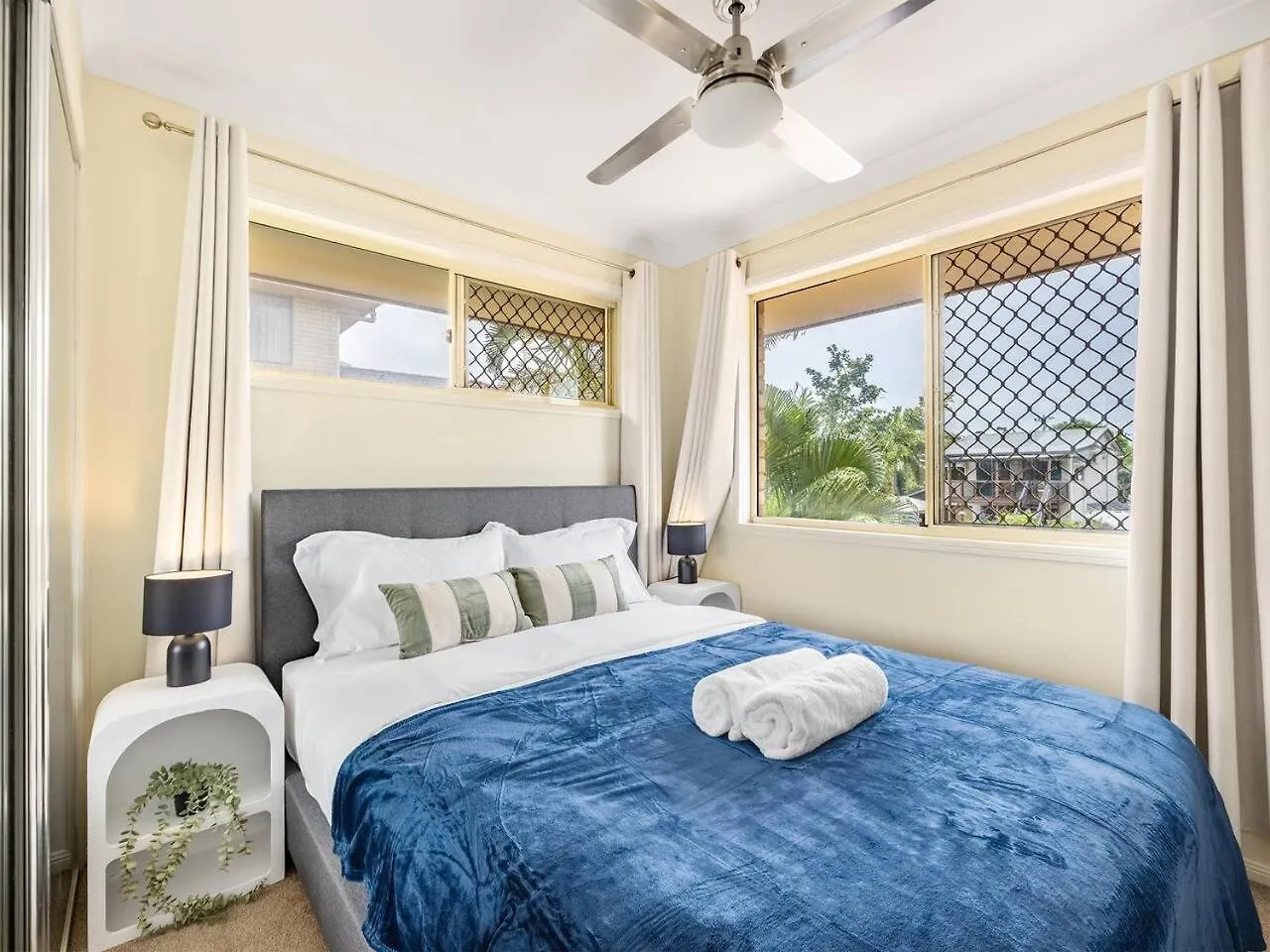 Beach Front Holiday Home With Pool, Prime Location Clontarf Australia