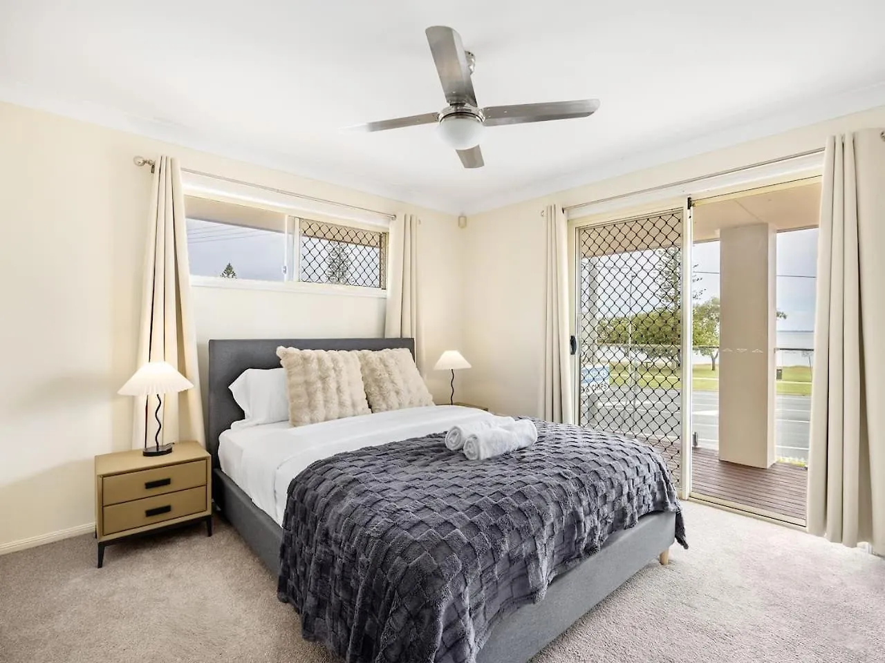 Beach Front Holiday Home With Pool, Prime Location Clontarf