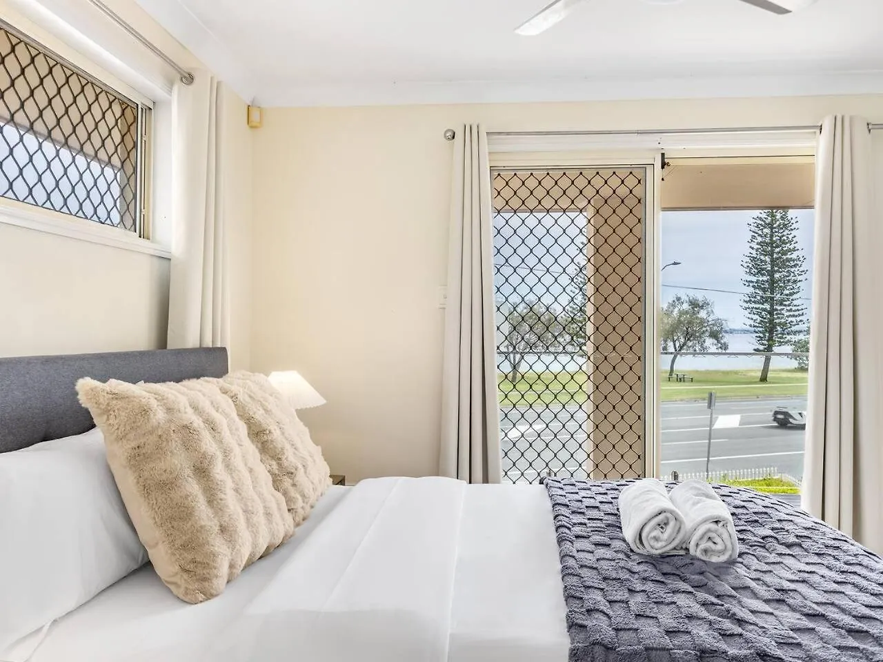 Beach Front Holiday Home With Pool, Prime Location Clontarf
