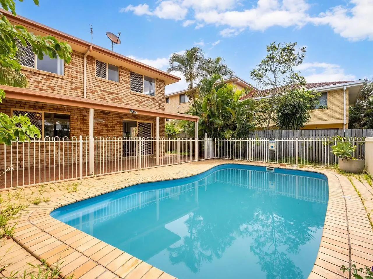 Beach Front Holiday Home With Pool, Prime Location Clontarf Australia